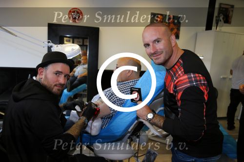 Beverwijk 13 september 2015
Dean Saunders heeft een nieuwe tatooshop geopend op de beverwijkse bazaar. Zijn broer Ben en vader Dean Sr werken er ook.
