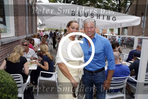 Amsterdam 21 augustus 2015 
Dries en Honoria Roelvink gaan in de nieuwe blushing van Gordon in Amsterdam een koffie drinken.
Dries en Honoria zijn binnenkort 5 jaar getrouwd