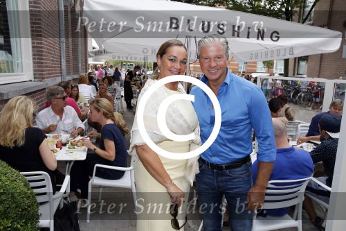 Amsterdam 21 augustus 2015 
Dries en Honoria Roelvink gaan in de nieuwe blushing van Gordon in Amsterdam een koffie drinken.
Dries en Honoria zijn binnenkort 5 jaar getrouwd