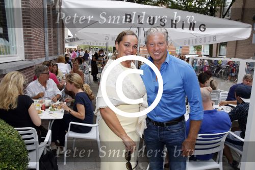 Amsterdam 21 augustus 2015 
Dries en Honoria Roelvink gaan in de nieuwe blushing van Gordon in Amsterdam een koffie drinken.
Dries en Honoria zijn binnenkort 5 jaar getrouwd