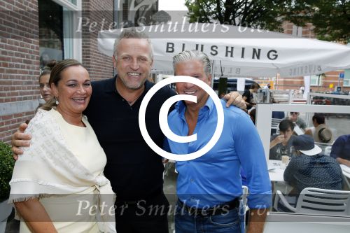 Amsterdam 21 augustus 2015 
Dries en Honoria Roelvink gaan in de nieuwe blushing van Gordon in Amsterdam een koffie drinken.
Dries en Honoria zijn binnenkort 5 jaar getrouwd