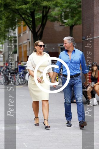 Amsterdam 21 augustus 2015 
Dries en Honoria Roelvink gaan in de nieuwe blushing van Gordon in Amsterdam een koffie drinken.
Dries en Honoria zijn binnenkort 5 jaar getrouwd