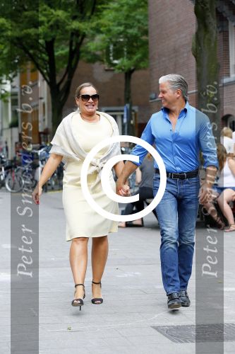 Amsterdam 21 augustus 2015 
Dries en Honoria Roelvink gaan in de nieuwe blushing van Gordon in Amsterdam een koffie drinken.
Dries en Honoria zijn binnenkort 5 jaar getrouwd