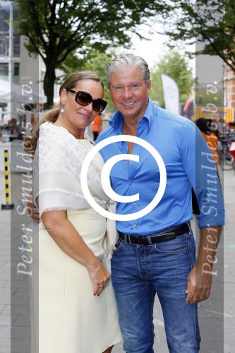 Amsterdam 21 augustus 2015 
Dries en Honoria Roelvink gaan in de nieuwe blushing van Gordon in Amsterdam een koffie drinken.
Dries en Honoria zijn binnenkort 5 jaar getrouwd