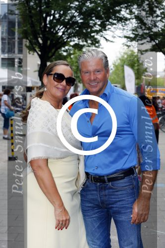 Amsterdam 21 augustus 2015 
Dries en Honoria Roelvink gaan in de nieuwe blushing van Gordon in Amsterdam een koffie drinken.
Dries en Honoria zijn binnenkort 5 jaar getrouwd