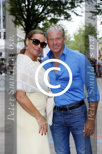 Amsterdam 21 augustus 2015 
Dries en Honoria Roelvink gaan in de nieuwe blushing van Gordon in Amsterdam een koffie drinken.
Dries en Honoria zijn binnenkort 5 jaar getrouwd
