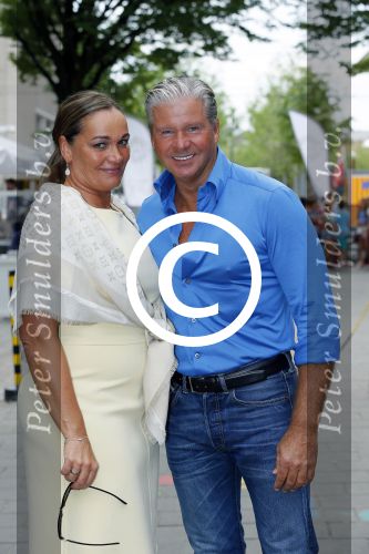Amsterdam 21 augustus 2015 
Dries en Honoria Roelvink gaan in de nieuwe blushing van Gordon in Amsterdam een koffie drinken.
Dries en Honoria zijn binnenkort 5 jaar getrouwd