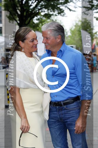 Amsterdam 21 augustus 2015 
Dries en Honoria Roelvink gaan in de nieuwe blushing van Gordon in Amsterdam een koffie drinken.
Dries en Honoria zijn binnenkort 5 jaar getrouwd