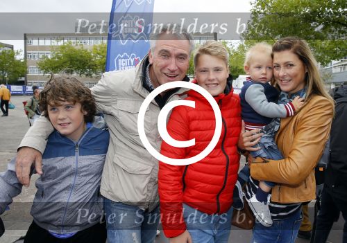 Amsterdam 6 september 2015
ALS Amsterdam City Swim in de grachten van Amsterdam met veel bekende nederlanders.
Euvgenia Parakhina met man Jeroen Jorna hun zoontje en zijn zoons uit eerder huwelijk