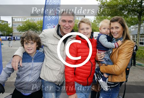 Amsterdam 6 september 2015
ALS Amsterdam City Swim in de grachten van Amsterdam met veel bekende nederlanders.
Euvgenia Parakhina met man Jeroen Jorna hun zoontje en zijn zoons uit eerder huwelijk
