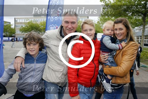 Amsterdam 6 september 2015
ALS Amsterdam City Swim in de grachten van Amsterdam met veel bekende nederlanders.
Euvgenia Parakhina met man Jeroen Jorna hun zoontje en zijn zoons uit eerder huwelijk