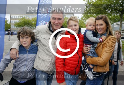 Amsterdam 6 september 2015
ALS Amsterdam City Swim in de grachten van Amsterdam met veel bekende nederlanders.
Euvgenia Parakhina met man Jeroen Jorna hun zoontje en zijn zoons uit eerder huwelijk