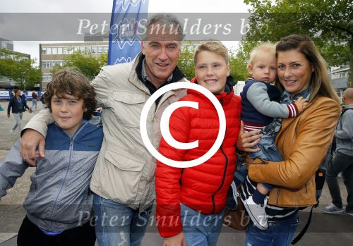 Amsterdam 6 september 2015
ALS Amsterdam City Swim in de grachten van Amsterdam met veel bekende nederlanders.
Euvgenia Parakhina met man Jeroen Jorna hun zoontje en zijn zoons uit eerder huwelijk