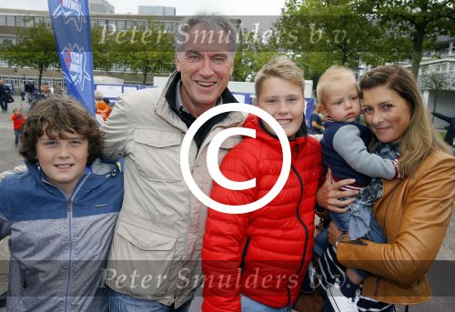 Amsterdam 6 september 2015
ALS Amsterdam City Swim in de grachten van Amsterdam met veel bekende nederlanders.
Euvgenia Parakhina met man Jeroen Jorna hun zoontje en zijn zoons uit eerder huwelijk