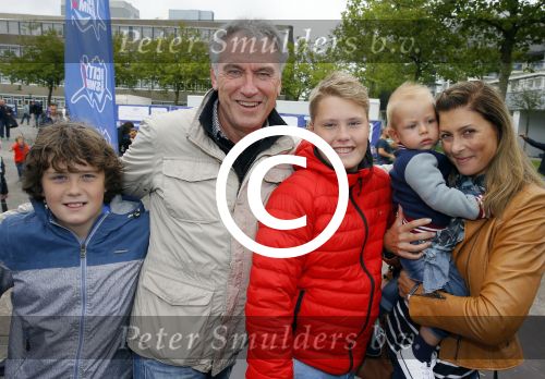 Amsterdam 6 september 2015
ALS Amsterdam City Swim in de grachten van Amsterdam met veel bekende nederlanders.
Euvgenia Parakhina met man Jeroen Jorna hun zoontje en zijn zoons uit eerder huwelijk