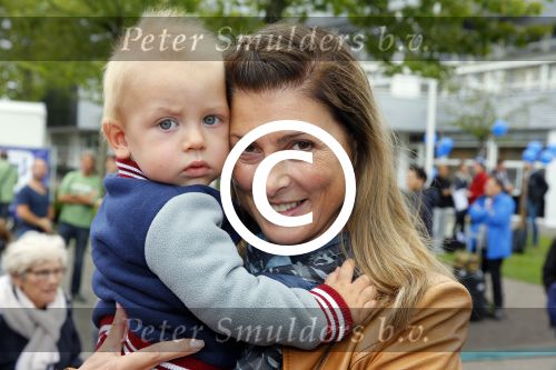 Amsterdam 6 september 2015
ALS Amsterdam City Swim in de grachten van Amsterdam met veel bekende nederlanders.
Euvgenia Parakhina met man Jeroen Jorna hun zoontje en zijn zoons uit eerder huwelijk