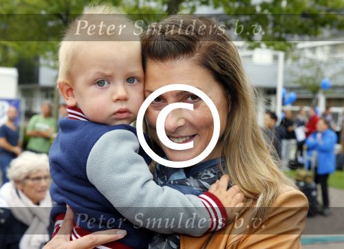 Amsterdam 6 september 2015
ALS Amsterdam City Swim in de grachten van Amsterdam met veel bekende nederlanders.
Euvgenia Parakhina met man Jeroen Jorna hun zoontje en zijn zoons uit eerder huwelijk