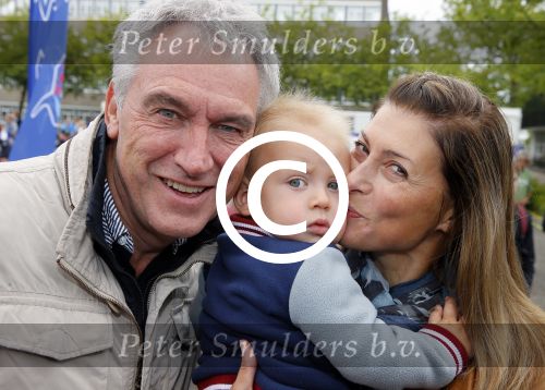 Amsterdam 6 september 2015
ALS Amsterdam City Swim in de grachten van Amsterdam met veel bekende nederlanders.
Euvgenia Parakhina met man Jeroen Jorna hun zoontje en zijn zoons uit eerder huwelijk