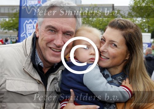 Amsterdam 6 september 2015
ALS Amsterdam City Swim in de grachten van Amsterdam met veel bekende nederlanders.
Euvgenia Parakhina met man Jeroen Jorna hun zoontje en zijn zoons uit eerder huwelijk