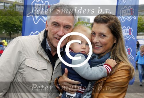 Amsterdam 6 september 2015
ALS Amsterdam City Swim in de grachten van Amsterdam met veel bekende nederlanders.
Euvgenia Parakhina met man Jeroen Jorna hun zoontje en zijn zoons uit eerder huwelijk