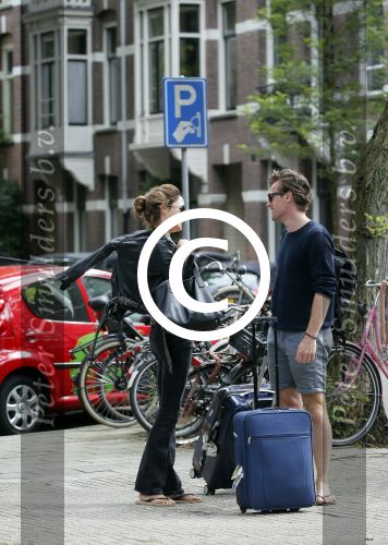 Amsterdam 24 augustus 2015
Evelyn Struik kussend met haar nieuwe vriend op straat in Amsterdam zuid