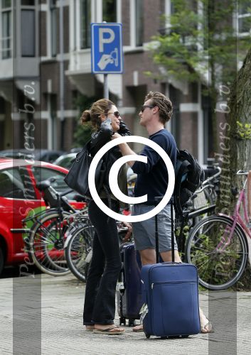 Amsterdam 24 augustus 2015
Evelyn Struik kussend met haar nieuwe vriend op straat in Amsterdam zuid