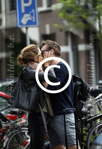Amsterdam 24 augustus 2015
Evelyn Struik kussend met haar nieuwe vriend op straat in Amsterdam zuid