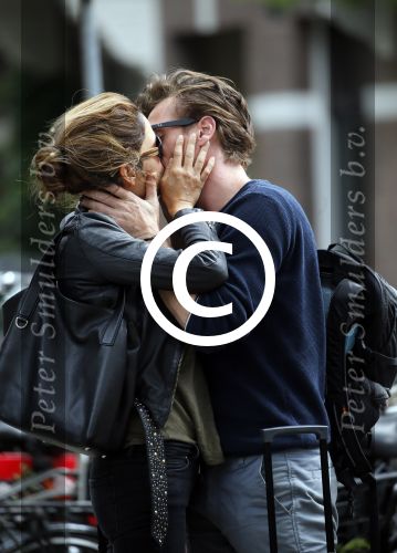 Amsterdam 24 augustus 2015
Evelyn Struik kussend met haar nieuwe vriend op straat in Amsterdam zuid