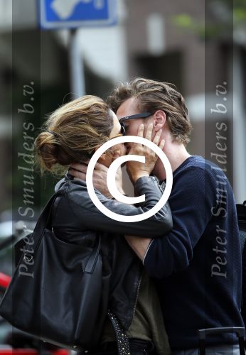 Amsterdam 24 augustus 2015
Evelyn Struik kussend met haar nieuwe vriend op straat in Amsterdam zuid