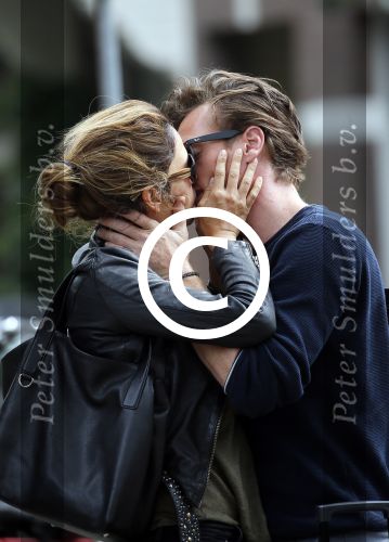Amsterdam 24 augustus 2015
Evelyn Struik kussend met haar nieuwe vriend op straat in Amsterdam zuid