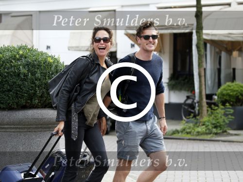 Amsterdam 24 augustus 2015
Evelyn Struik kussend met haar nieuwe vriend op straat in Amsterdam zuid