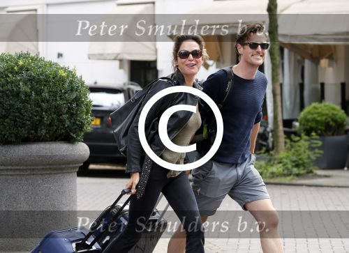 Amsterdam 24 augustus 2015
Evelyn Struik kussend met haar nieuwe vriend op straat in Amsterdam zuid