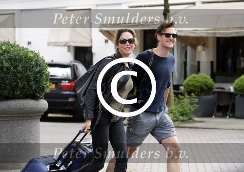 Amsterdam 24 augustus 2015
Evelyn Struik kussend met haar nieuwe vriend op straat in Amsterdam zuid