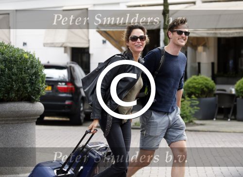 Amsterdam 24 augustus 2015
Evelyn Struik kussend met haar nieuwe vriend op straat in Amsterdam zuid