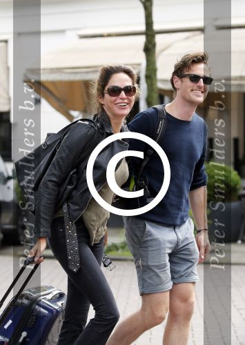 Amsterdam 24 augustus 2015
Evelyn Struik kussend met haar nieuwe vriend op straat in Amsterdam zuid