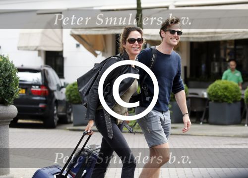 Amsterdam 24 augustus 2015
Evelyn Struik kussend met haar nieuwe vriend op straat in Amsterdam zuid