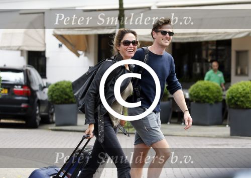 Amsterdam 24 augustus 2015
Evelyn Struik kussend met haar nieuwe vriend op straat in Amsterdam zuid
