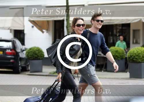 Amsterdam 24 augustus 2015
Evelyn Struik kussend met haar nieuwe vriend op straat in Amsterdam zuid