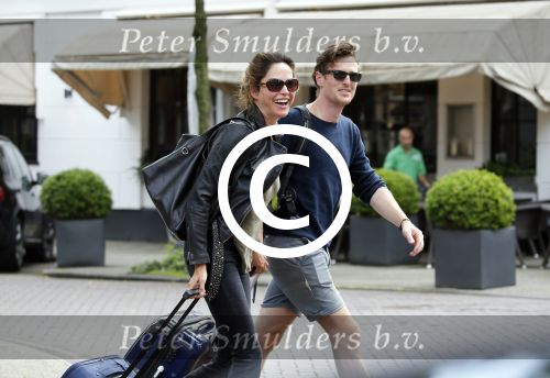 Amsterdam 24 augustus 2015
Evelyn Struik kussend met haar nieuwe vriend op straat in Amsterdam zuid