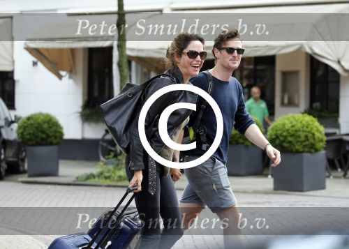 Amsterdam 24 augustus 2015
Evelyn Struik kussend met haar nieuwe vriend op straat in Amsterdam zuid
