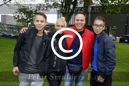Amsterdam 6 september 2015
ALS Amsterdam City Swim in de grachten van Amsterdam met veel bekende nederlanders.
Mariska Bauer met Frans en zonen Christiaan en Jan
