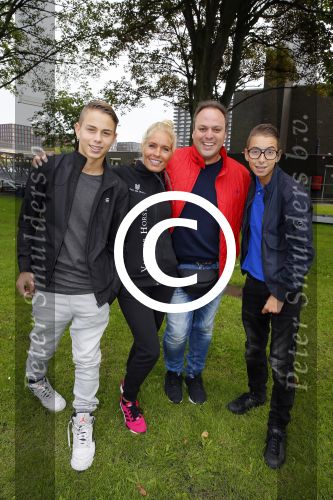 Amsterdam 6 september 2015
ALS Amsterdam City Swim in de grachten van Amsterdam met veel bekende nederlanders.
Mariska Bauer met Frans en zonen Christiaan en Jan