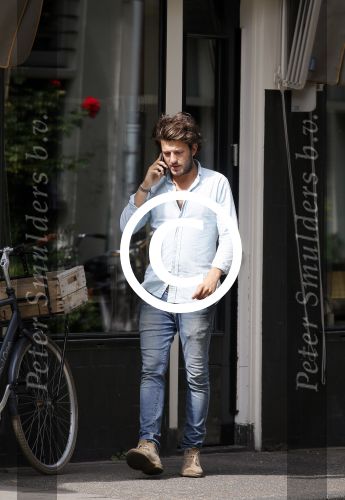 Amsterdam 26 augustus 2015
Freek v Noordwijk (vriend Katja Schuurman) bellend bij restaurant