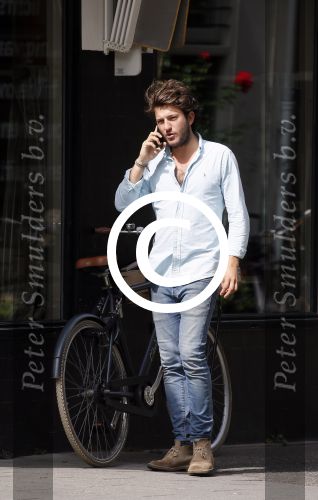 Amsterdam 26 augustus 2015
Freek v Noordwijk (vriend Katja Schuurman) bellend bij restaurant