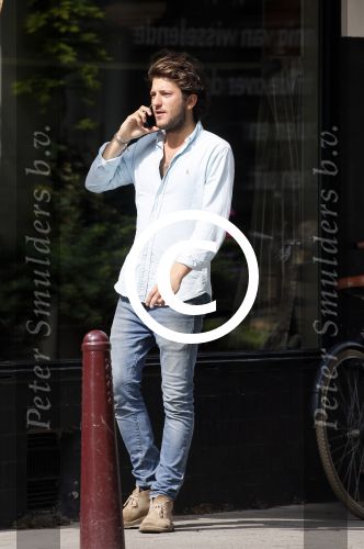 Amsterdam 26 augustus 2015
Freek v Noordwijk (vriend Katja Schuurman) bellend bij restaurant