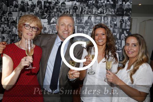 Amsterdam 1 september 2015
Gordon reikt cheque uit aan diabetes fonds in zijn nieuwe zaak blushing in Amsterdam.