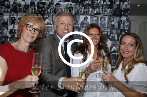 Amsterdam 1 september 2015
Gordon reikt cheque uit aan diabetes fonds in zijn nieuwe zaak blushing in Amsterdam.