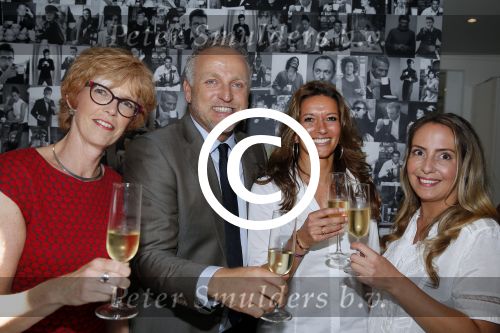 Amsterdam 1 september 2015
Gordon reikt cheque uit aan diabetes fonds in zijn nieuwe zaak blushing in Amsterdam.