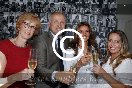 Amsterdam 1 september 2015
Gordon reikt cheque uit aan diabetes fonds in zijn nieuwe zaak blushing in Amsterdam.