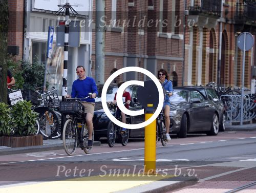 Amsterdam 29 augustus 2015 
Kim v Kooten en Jacob Derwig met kinderen op fiets